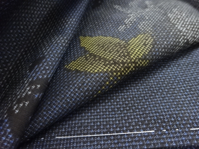  未使用品　仕立て上がり　蝶に草花模様織り出し本場泥大島紬着物(7マルキ)